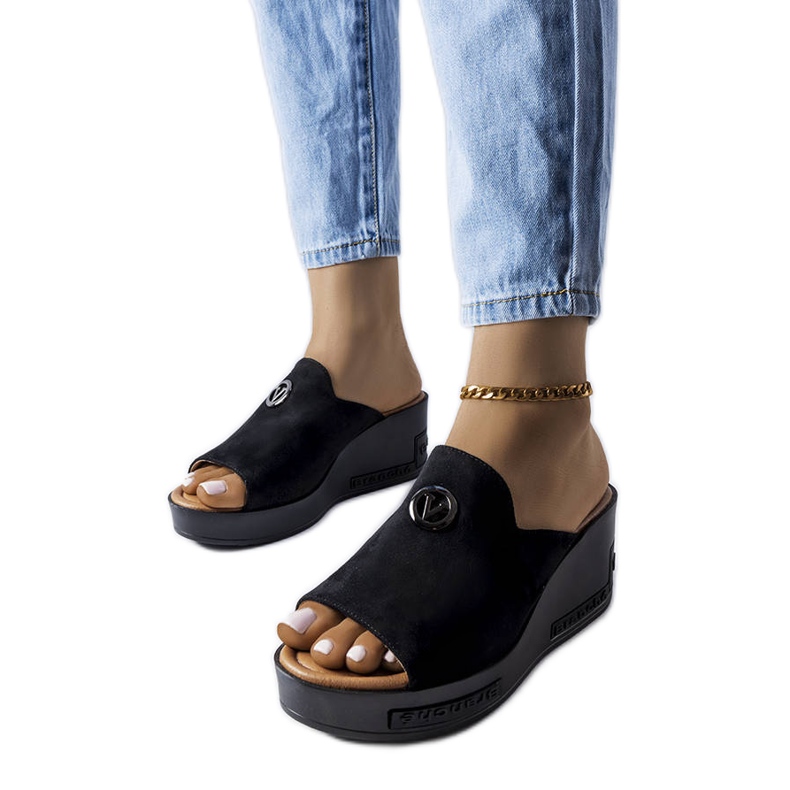 BM Czarne klapki na wysokiej koturnie Vinceza