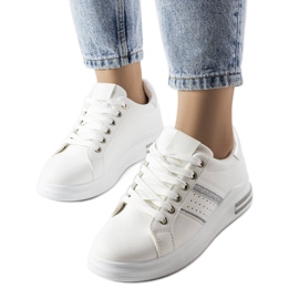 Białe sneakersy na platformie Lanoie