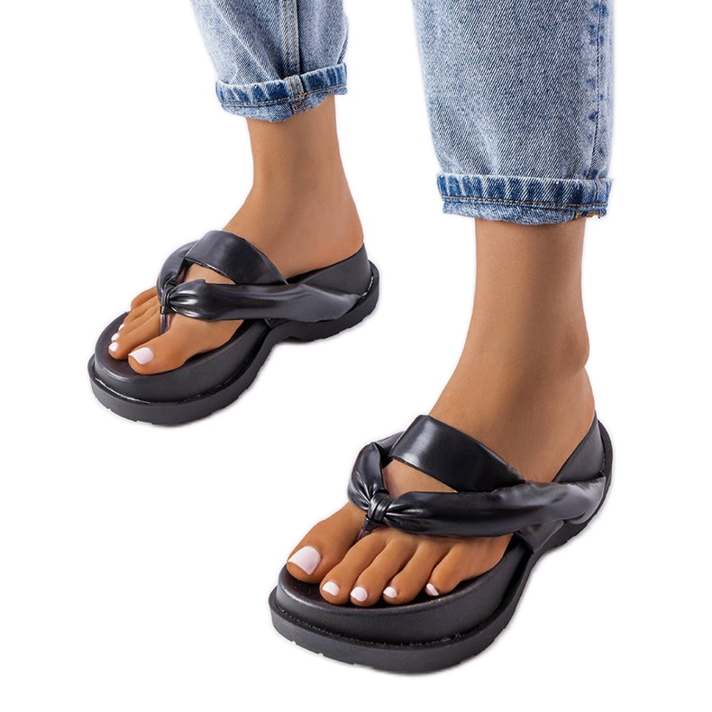 BM Czarne klapki na platformie Lachapelle