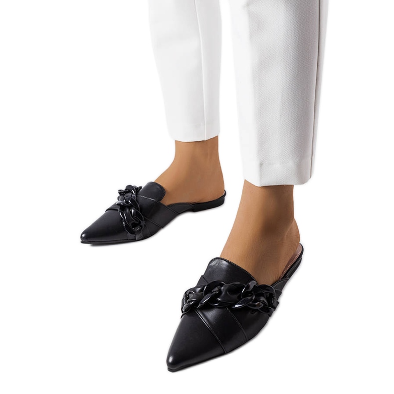 Czarne eleganckie klapki z łańcuchem Patenaude