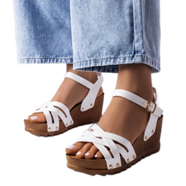 BM Białe sandały na koturnie Audric