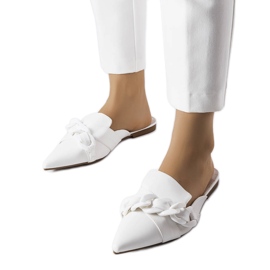 Białe eleganckie klapki z łańcuchem Patenaude