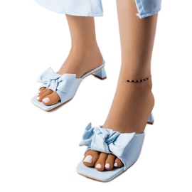 Niebieskie klapki na obcasie z kokardką Oak