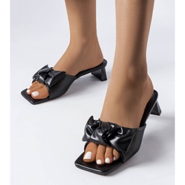 Czarne klapki na obcasie z kokardką Oak