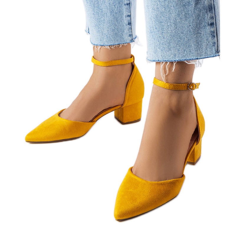 Żółte czółenka na słupku Annely