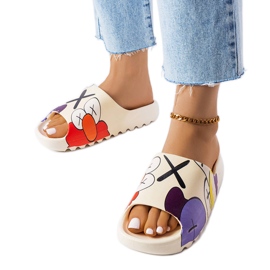 Beżowe klapki z bieżnikiem i nadrukami beżowy