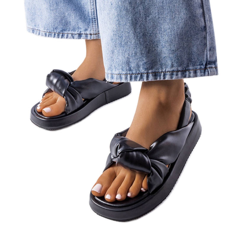 Czarne klapki na koturnie Clarice