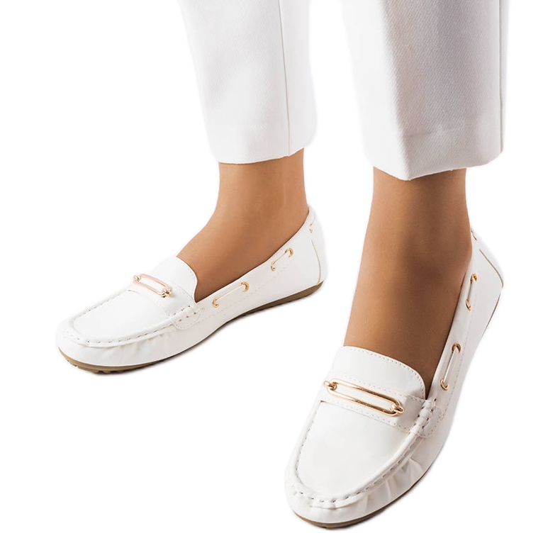 Białe mokasyny zdobione aplikacją Seattle