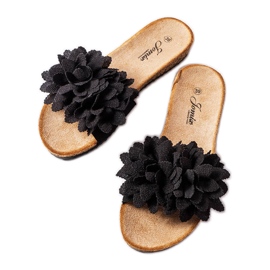 Czarne klapki zdobione kwiatkami