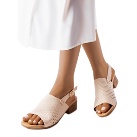 Beżowe sandały na niskim słupku beżowy