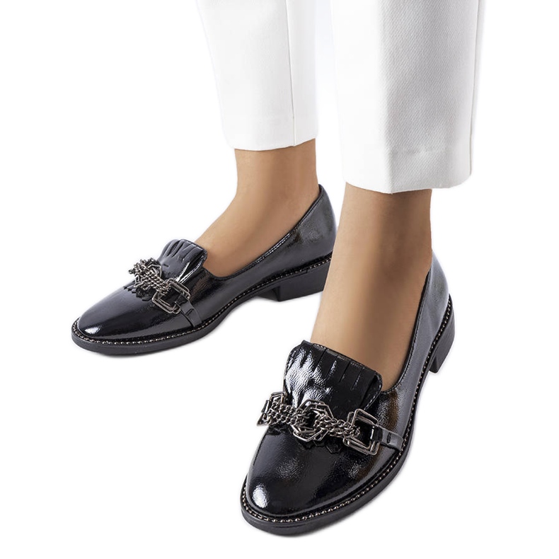 Czarne lakierowane półbuty Butternut