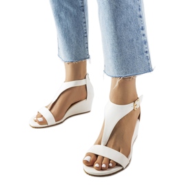 Białe sandały na koturnie Durepos