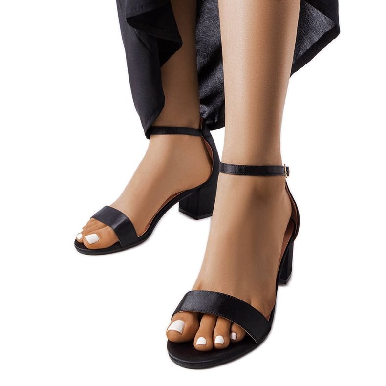 Czarne sandałki na niskim słupku Bingamon