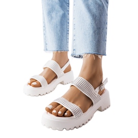 Białe sandały zdobione dżetami Biloxi