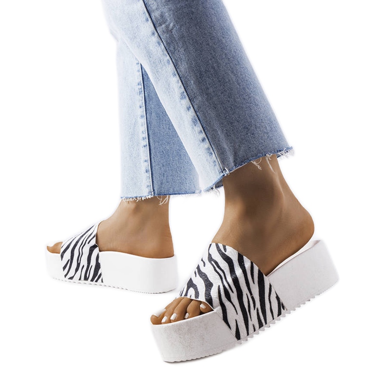 Klapki AE35 Zebra białe