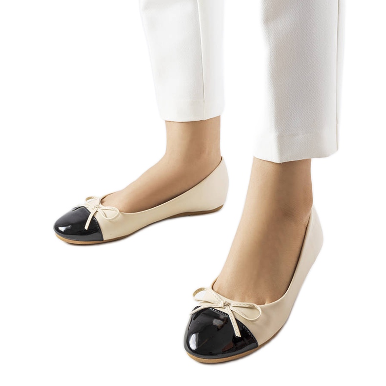 Beżowe balerinki z lakierowanym noskiem Despins beżowy