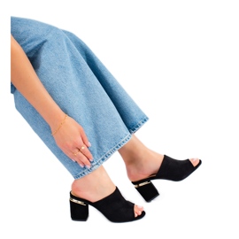 Czarne klapki Vinceza na słupku