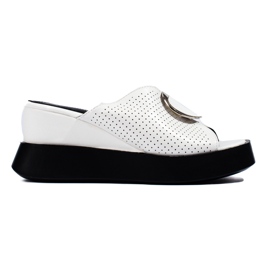 Białe klapki na koturnie Shelovet