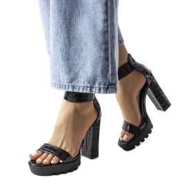 Czarne sandały z wężowym printem Knoxville