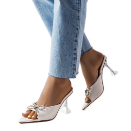 Białe klapki na obcasie z cyrkoniami Cadenilla