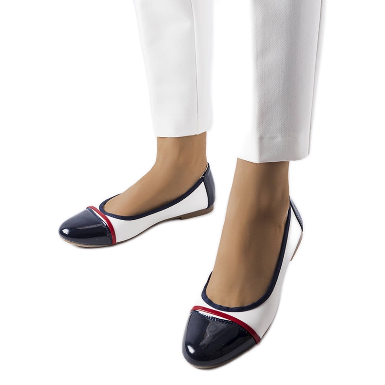 Biało-granatowe balerinki Salmons białe