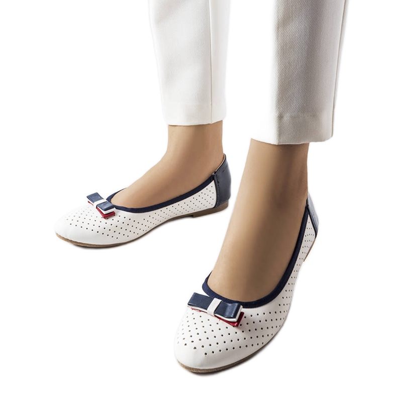 Białe ażurowe balerinki z kokardką Tisser