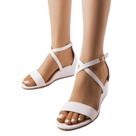 Białe sandały na koturnie Flushing
