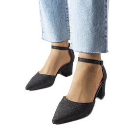 Czarne czółenka na niskim słupku Sttele