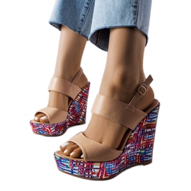 Beżowe sandały na zdobionej koturnie Westtide beżowy