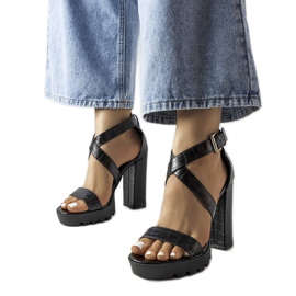 Czarne sandały na wysokim słupku Trépanier