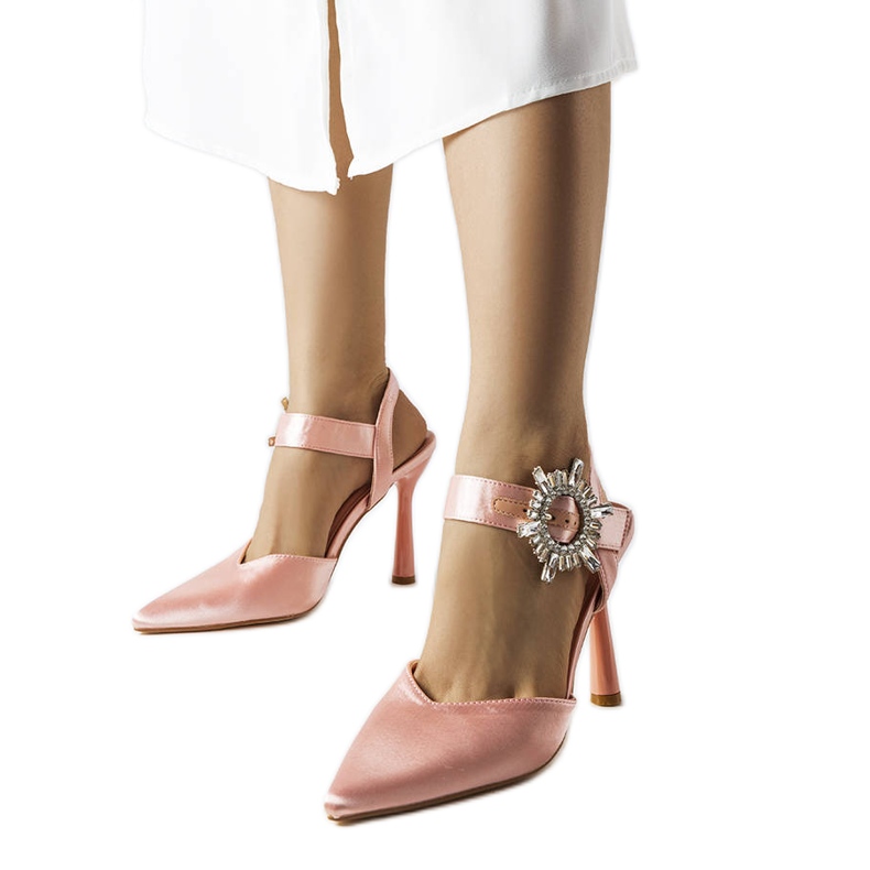 Beżowe satynowe sandały na szpilce Linda różowe