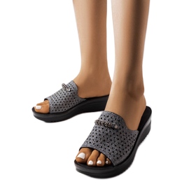 Szare błyszczące klapki na koturnie Liisa