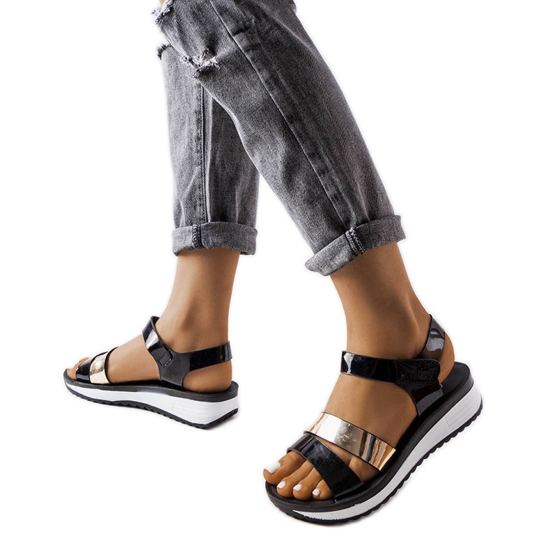 Inna Czarne lakierowane sandały Mila