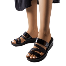 Czarne błyszczące klapki Loli