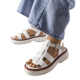 Białe sandały na platformie Loli