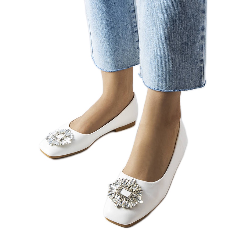 Białe balerinki z broszką Miren