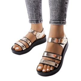 Złote lakierowane sandały Brices złoty