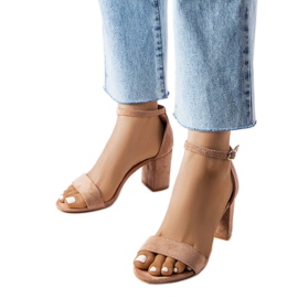 Beżowy sandałki na niskim słupku Lourna