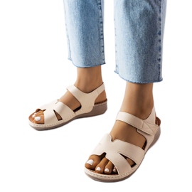 Beżowe sandały na niskiej koturnie Nelly beżowy