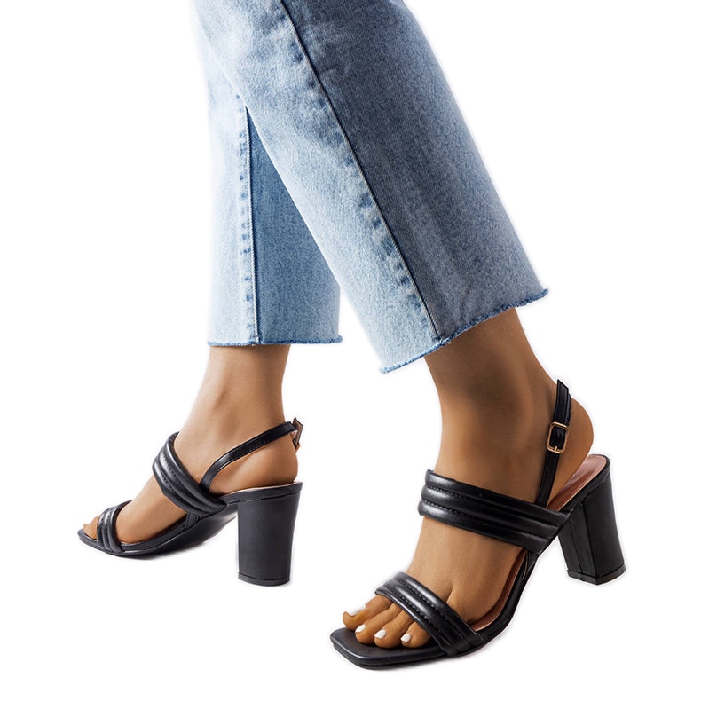 Czarne sandały na słupku Moli