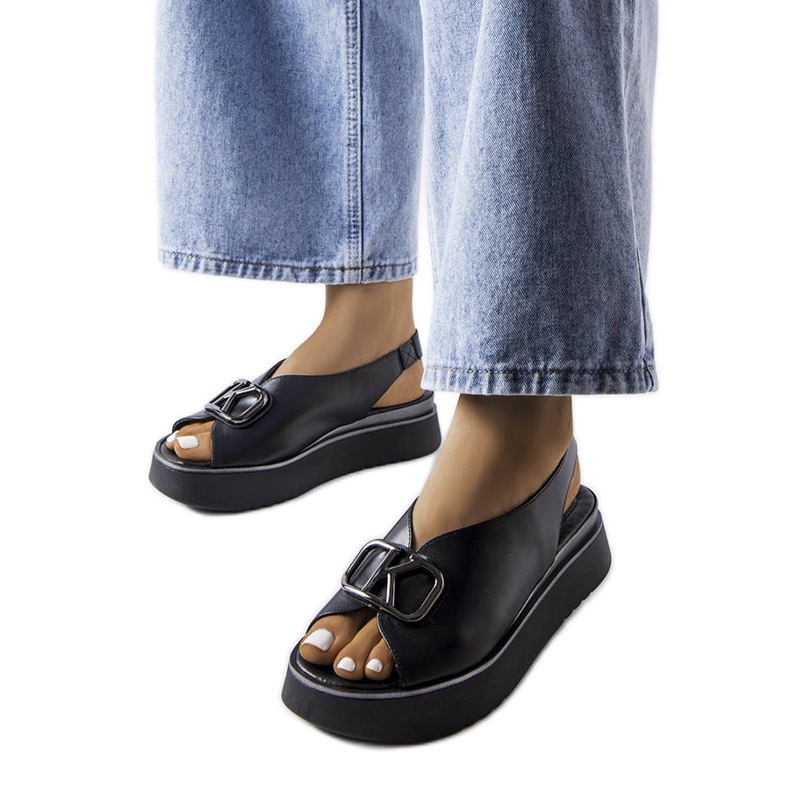 Czarne sandały na platformie z ozdobą Karino