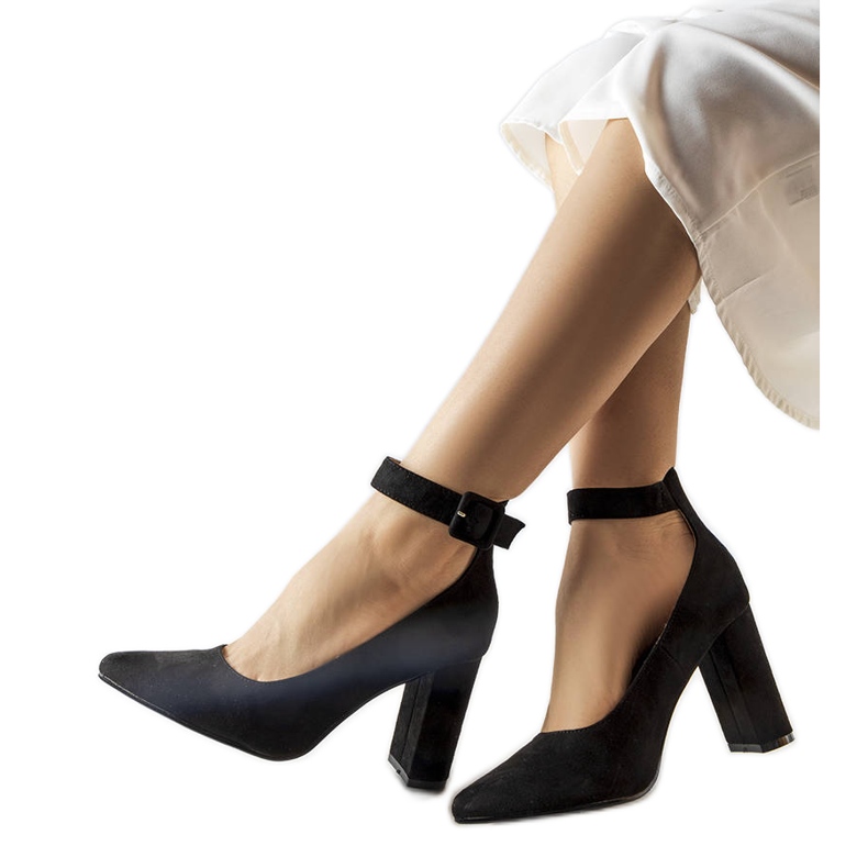 Inna Czarne czółenka na słupku Achen