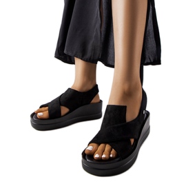 Czarne sandały na koturnie Adelina