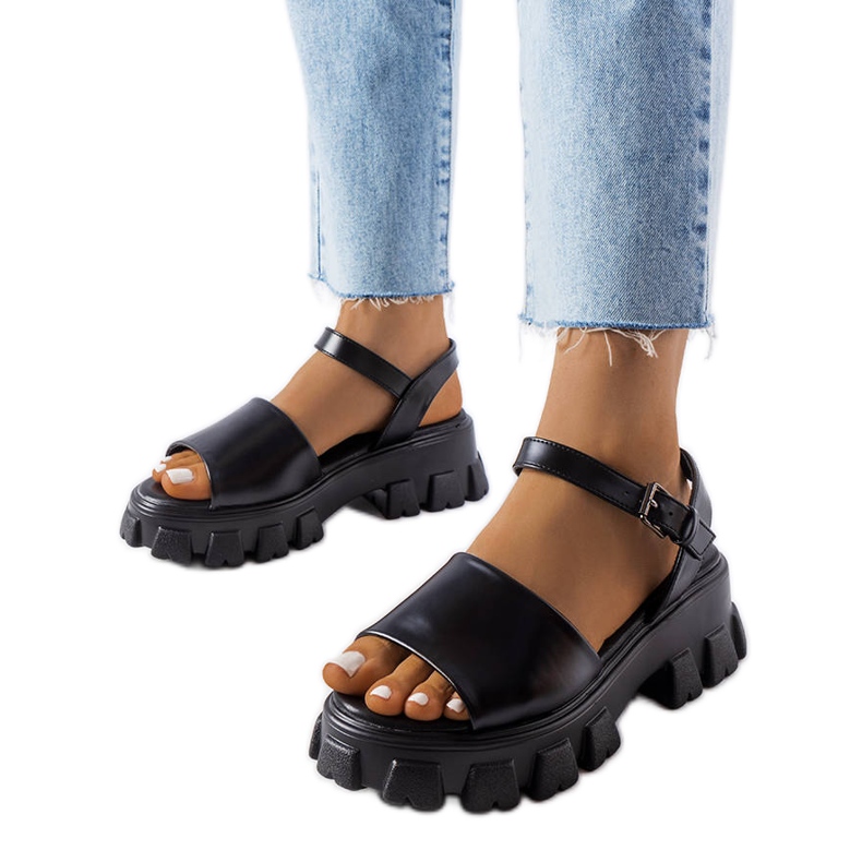 Czarne sandały na masywnej podeszwie Vinceza