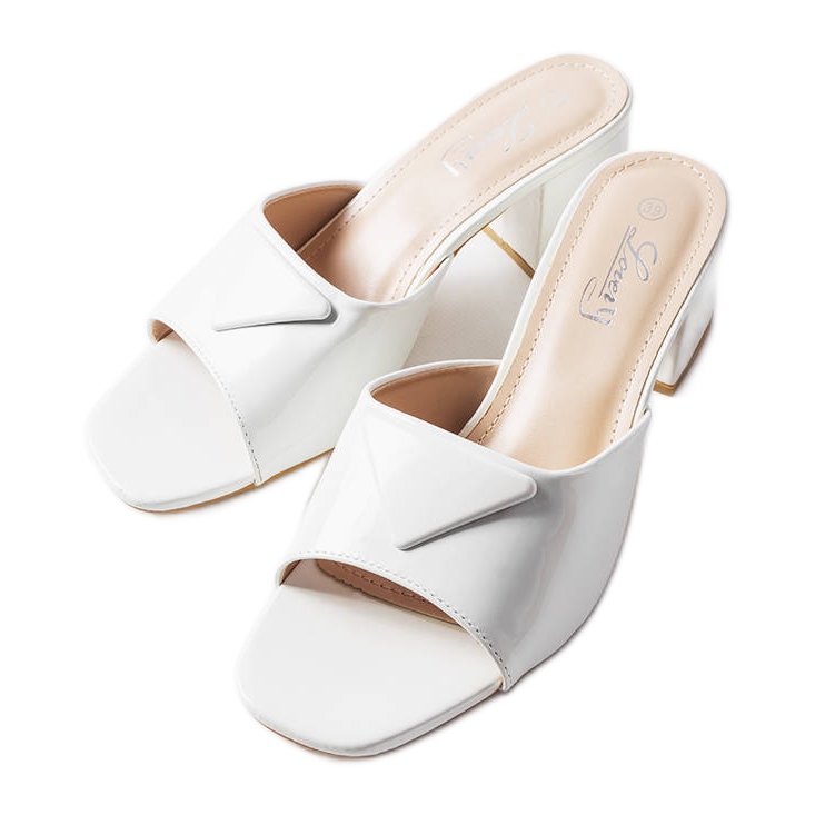 Białe lakierowane klapki na słupku Branch