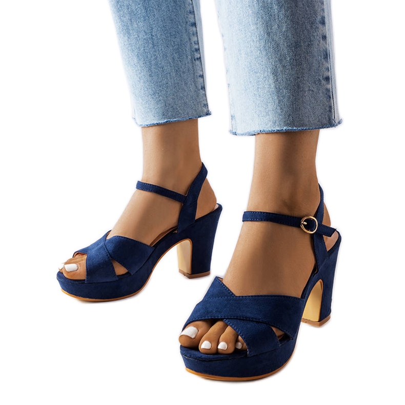 Niebieskie sandały na słupku Nile