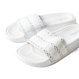 Białe klapki zdobione marszczeniem Ernesta