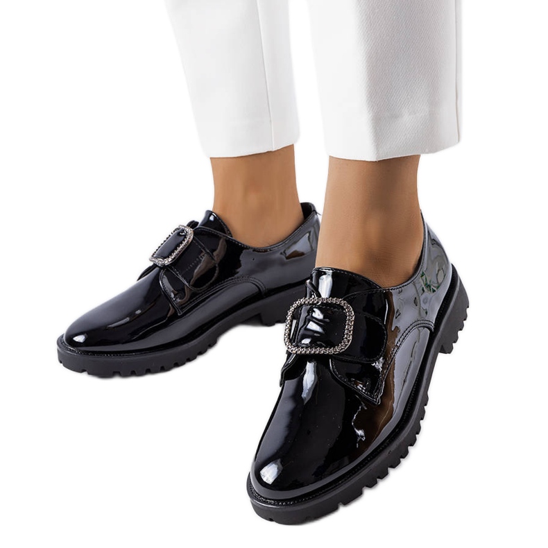 Czarne lakierowane półbuty z klamerką Jarisile