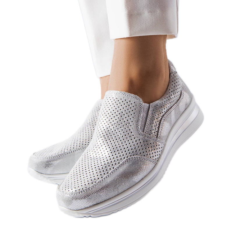 Srebrne ażurowe sneakersy na koturnie srebrny