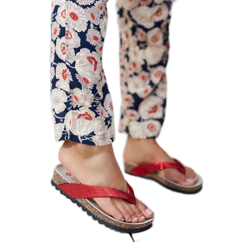 Czerwone brokatowe klapki na koturnie Isidoro